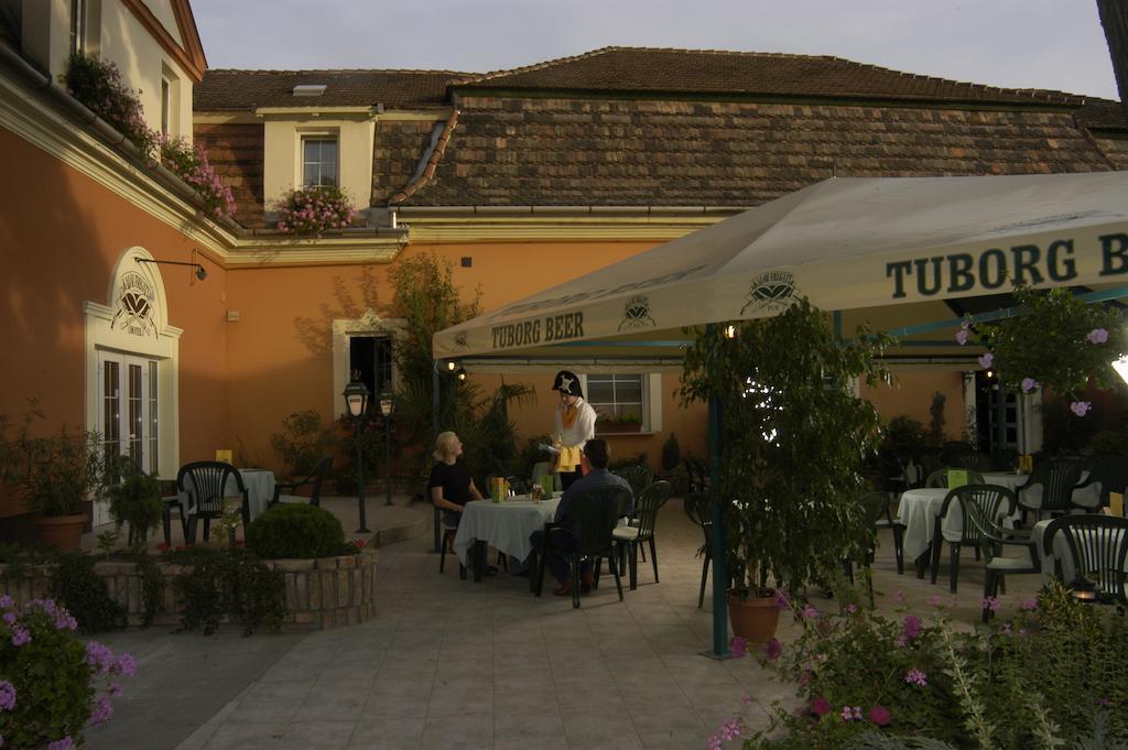 Kaloz Fregatt Panzio & Etterem Hotel Tata Exterior photo