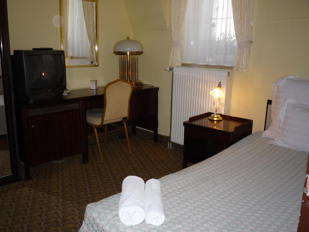 Kaloz Fregatt Panzio & Etterem Hotel Tata Room photo