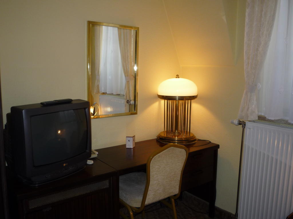 Kaloz Fregatt Panzio & Etterem Hotel Tata Room photo