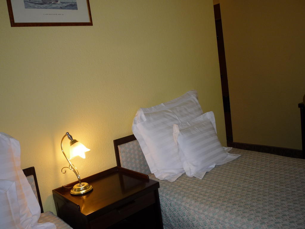 Kaloz Fregatt Panzio & Etterem Hotel Tata Room photo
