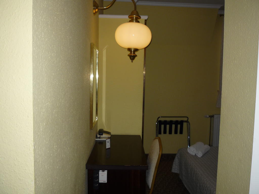 Kaloz Fregatt Panzio & Etterem Hotel Tata Room photo