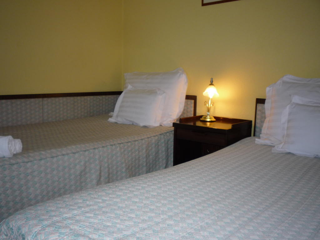 Kaloz Fregatt Panzio & Etterem Hotel Tata Room photo