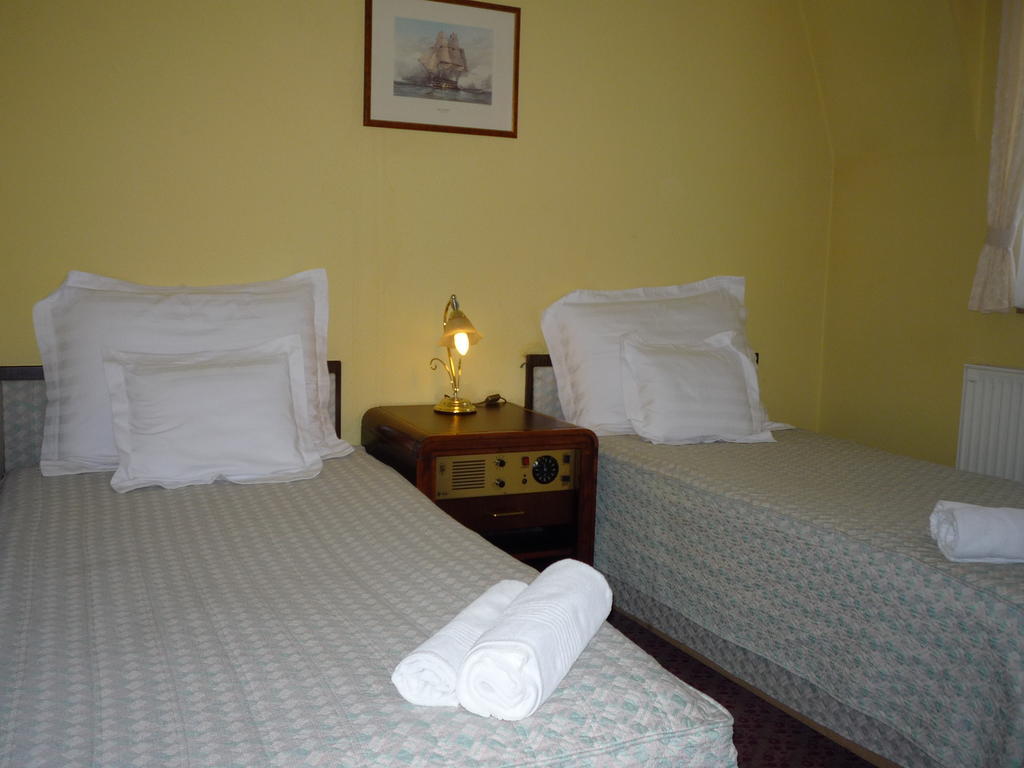 Kaloz Fregatt Panzio & Etterem Hotel Tata Room photo